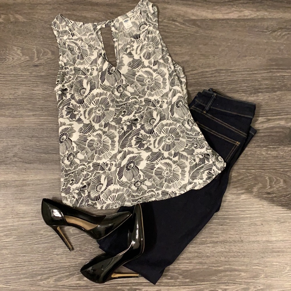 Black and white floral v-neck tank Old Navy Small